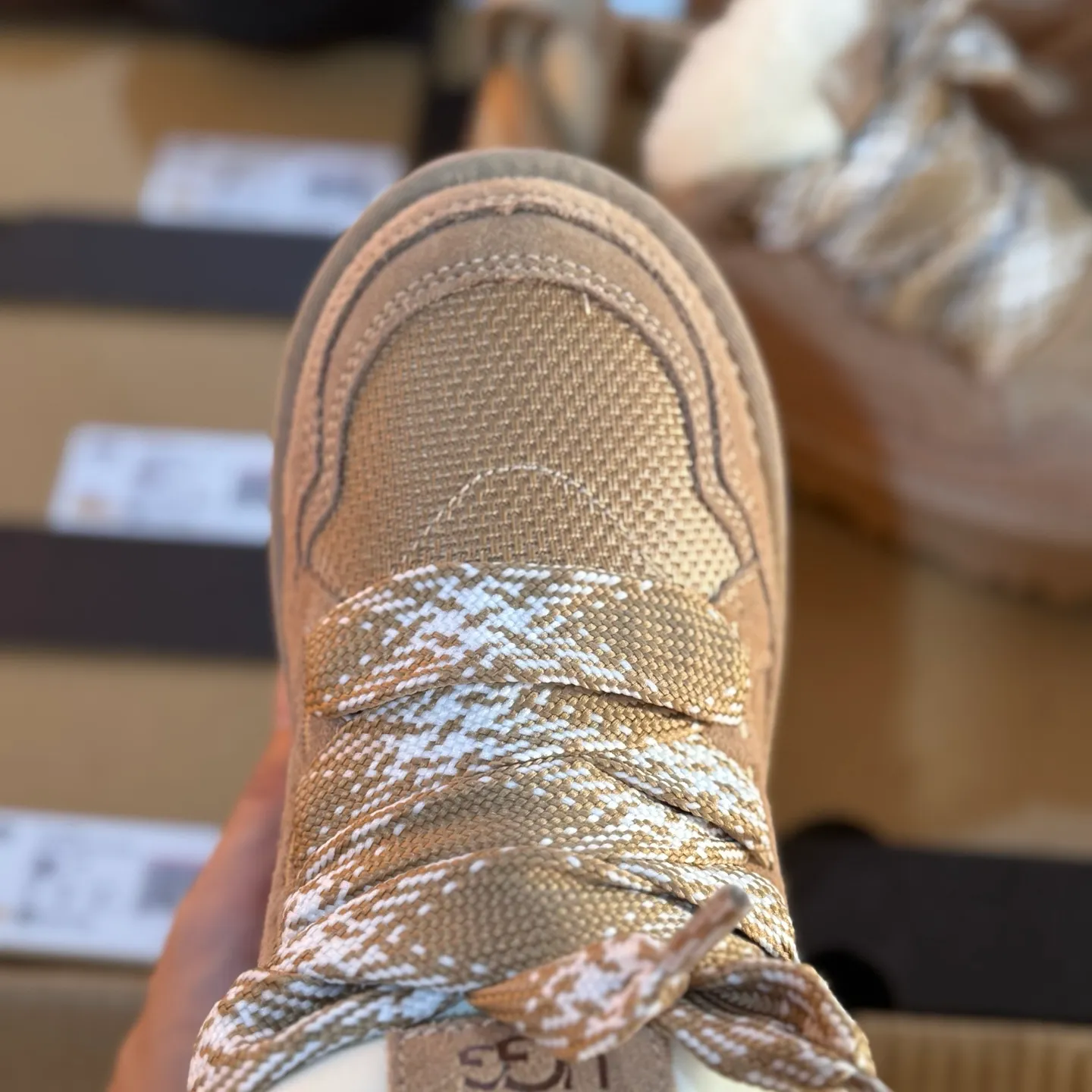 Local 💰600 Settlement in store 250 OEM grade 4032 Mel series Top workmanship level Super stable version ✔️ Good looks and texture online Suede leather + low-key logo look retro Classic two-color shoelaces can be worn as one shoe or two ✔️ So comfortable that you want to weld your feet on it Super light material + 5cm thick sole No tired feet after heightening Wool insoles are warm and breathable No stress on commuting and shopping all day long ✔️ I love the details: wide shoelaces for photos and photos. Sizes 34-45 are suitable for a variety of foot types. Slight stains can be wiped clean with a damp cloth. The loose feeling in early autumn depends entirely on it. You can close your eyes and avoid stepping on thunder! 👟